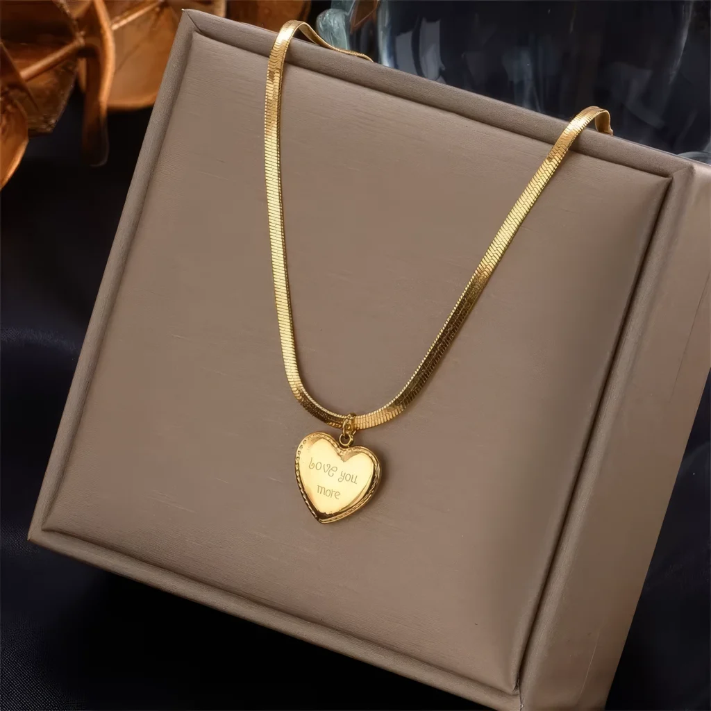 Collier Élégant - Cœur Gravé "Love You More" 💛 – Image 2