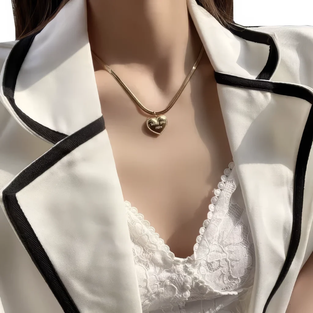 Collier Élégant - Cœur Gravé "Love You More" 💛