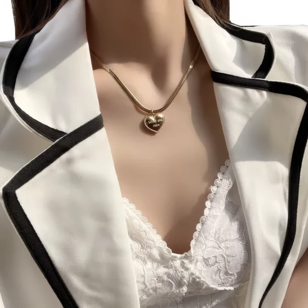 Collier Élégant - Cœur Gravé "Love You More" 💛